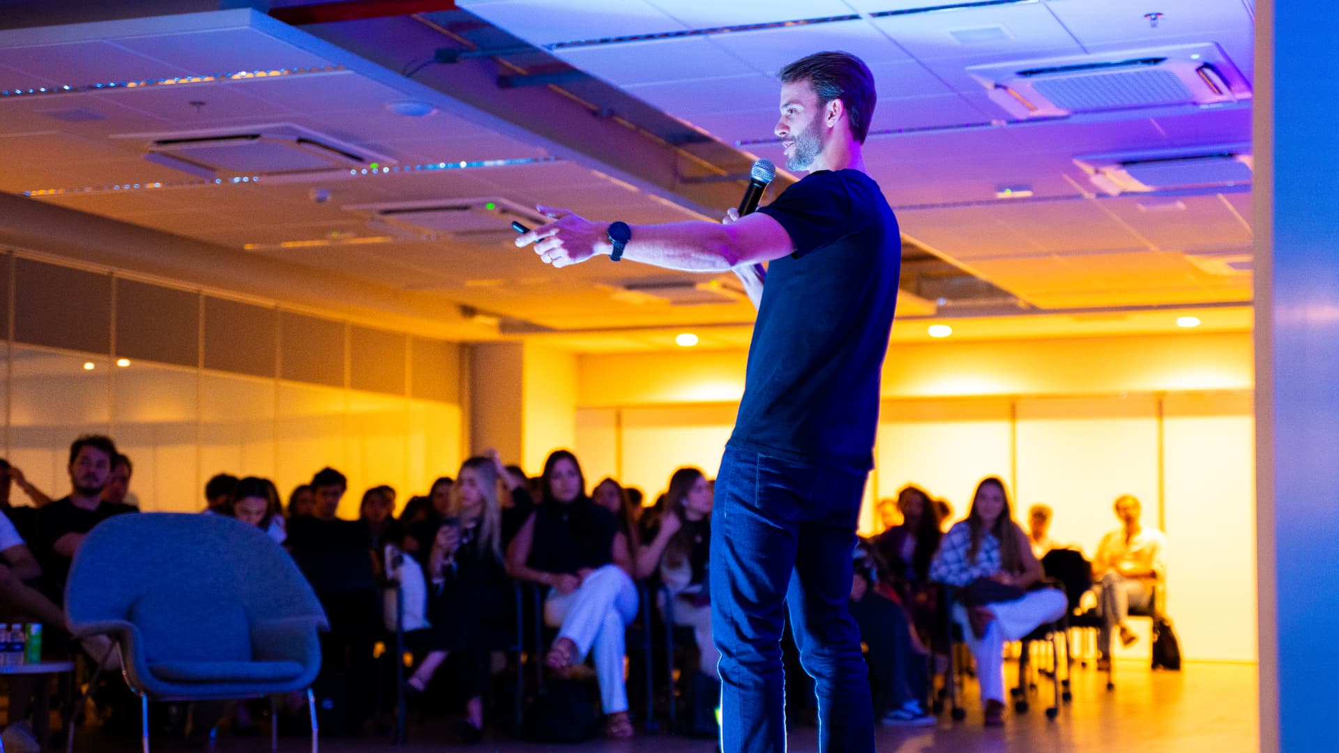 Nicolas Scridelli apresentando em palco